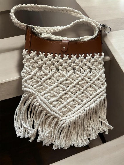 Cartera blaca con base de cuero